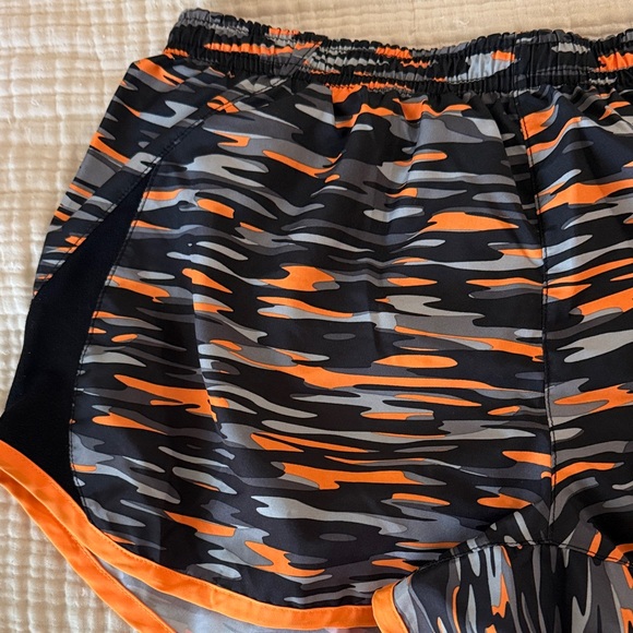 Nike Camouflage Women's Shorts - Picture 3 of 5